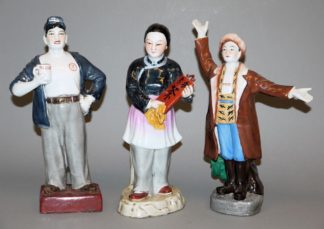 0588-Drei Charakterdarsteller revolutionärer Peking-Opern als Porzellanfiguren, China um 1965/70