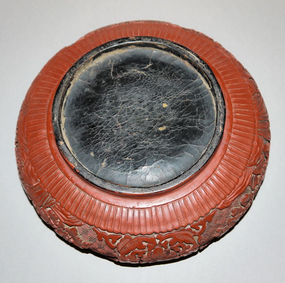 0600-Diaoqi-Zinnoberlackschale, Lackteller und Bambus-Pinselbecher, alle Qing-Zeit, China 19. Jh. – Bild 3