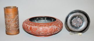 0600-Diaoqi-Zinnoberlackschale, Lackteller und Bambus-Pinselbecher, alle Qing-Zeit, China 19. Jh.