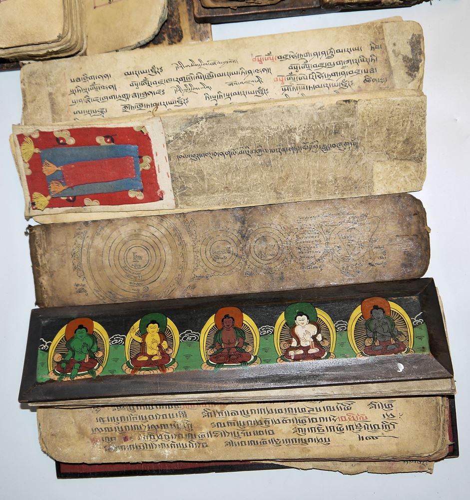 0620-Eine kleine tibetische Bibliothek buddhistischer Texte, 9 Bücher und eine Ritualkrone – Bild 2