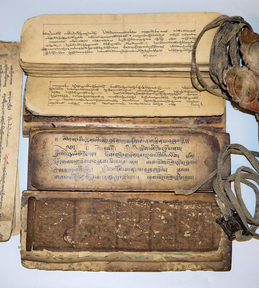 0620-Eine kleine tibetische Bibliothek buddhistischer Texte, 9 Bücher und eine Ritualkrone – Bild 3