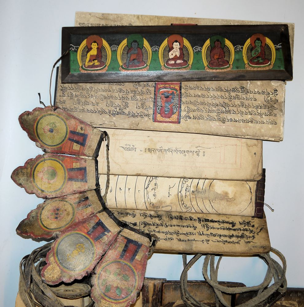 0620-Eine kleine tibetische Bibliothek buddhistischer Texte, 9 Bücher und eine Ritualkrone – Bild 4