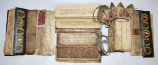 0620-Eine kleine tibetische Bibliothek buddhistischer Texte, 9 Bücher und eine Ritualkrone