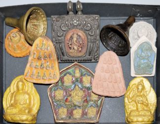 0621-Feines Silberamulett des Elefantengottes und acht Tsatsa mit zwei Bronzemodeln, Tibet/Nepal 19. & 20. Jh.