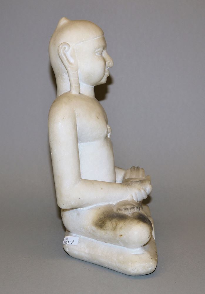 0629-Marmorskulptur eines Jain Tirthankara, Nord-Indien ca. 16.-18. Jh. – Bild 4