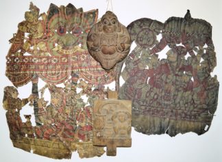 0633-Zwei Schattenspielfiguren und zwei Holzreliefs aus Süd-Indien, 19./20. Jh.