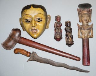 0641-Fünf indonesische Artefakte und Waffen ab Anfang 20. Jh.