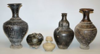 0643-Fünf Steinzeuggefäße der Khmer, Kambodscha, 10. - 13. Jh.