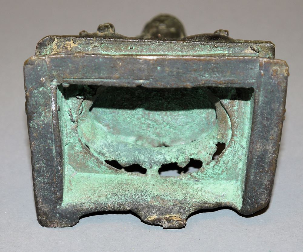 0645-Sitzender Weiser oder Heiliger, Bronzeplastik im Majapahit- Stil, Ost Java 18./19. Jh. – Bild 3