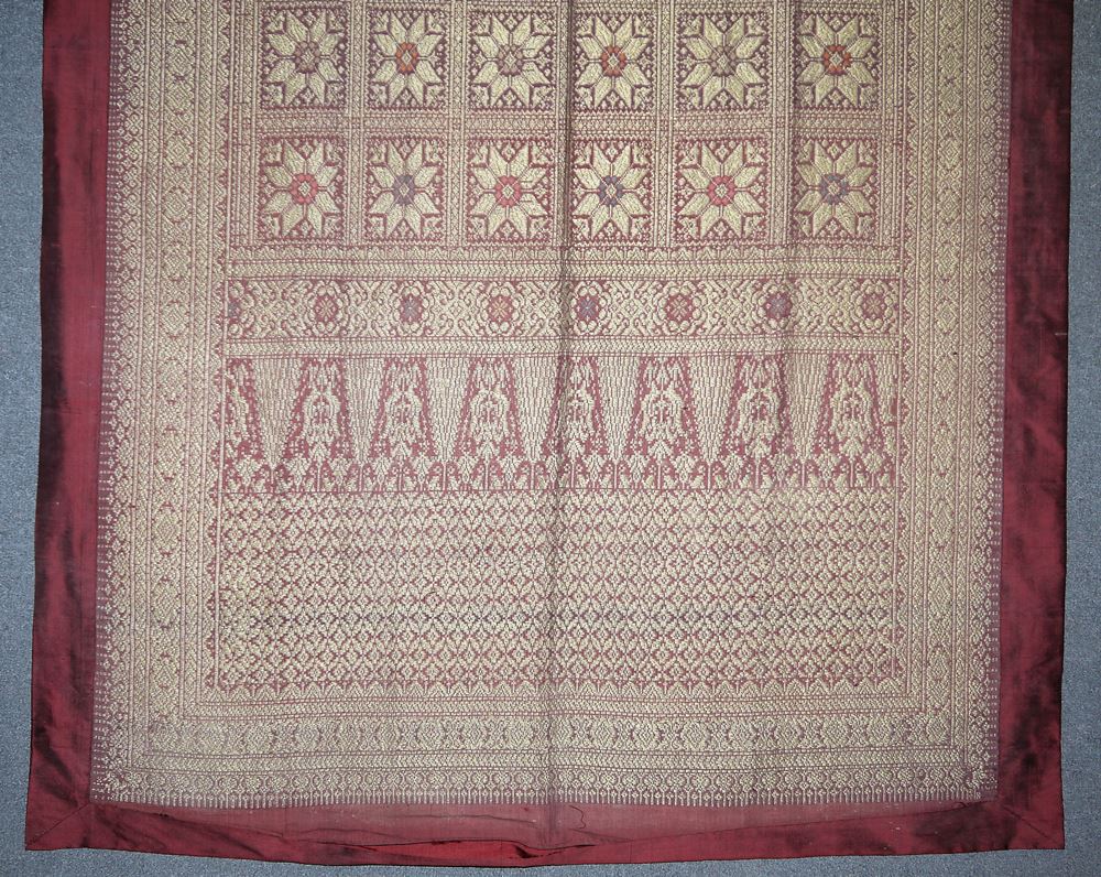 0646-Eine Goldfaden-Weberei in Songket-Technik aus Palembang, Süd-Sumatra, Indonesien, Mitte 20. Jh. – Bild 2