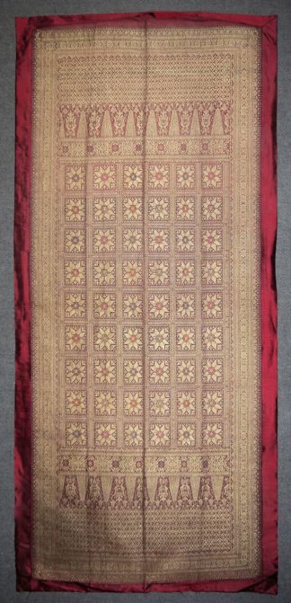 0646-Eine Goldfaden-Weberei in Songket-Technik aus Palembang, Süd-Sumatra, Indonesien, Mitte 20. Jh.