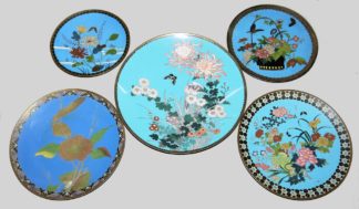 0653-Fünf Cloisonné-Teller mit Pflanzenmotiven, Meiji-Zeit, Japan um 1900
