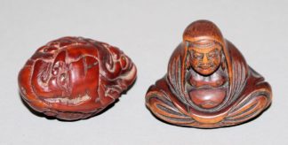 0655-Zwei Netsuke des Daruma aus Buchsbaum und Walnuss, Japan, Mitte 19. Jh., ehem. Slg. Hanns Jatzlau