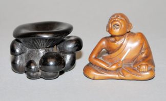 0656-Netsuke eines professionellen Niesers und Netsuke einer Pilzfamilie, Japan 19. Jh., Prov. Slg. Hanns Jatzlau