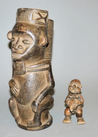 0672-Figürliche Terracotta-Pfeife aus dem Kongo und eine Keramikfigur der Tikar, Kamerun