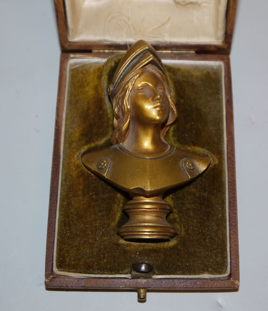 0748-Drei figürliche Petschafte, einmal Bossuet-Büste von Georges Tonnelier, einmal Jeanne d'Arc-Büste von Luca Madrassi & Amor, Bronze, um 1900 – Bild 2