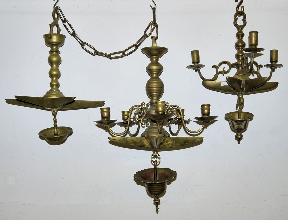 0793-Judaica: Drei Sabbat-Leuchter aus Messingbronze, Nürnberger Stil, wohl 19. Jh. – Bild 2