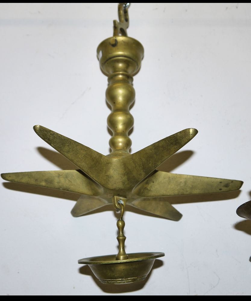 0793-Judaica: Drei Sabbat-Leuchter aus Messingbronze, Nürnberger Stil, wohl 19. Jh. – Bild 3