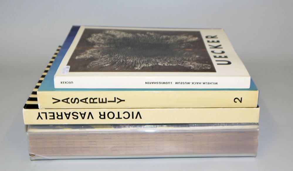 0847-5 Kunstbuch-Raritäten: 2 x Victor Vasarely I & II (1969/70), 1 x Günter Uecker mit handschriftl. Widmung, 1 x Hans Martin Erhardt mit sign. & num. Farblinolschnitt & "Kunst der sechziger Jahre im Wallraff-Richartz Museum Köln", Mai 1970 – Bild 7