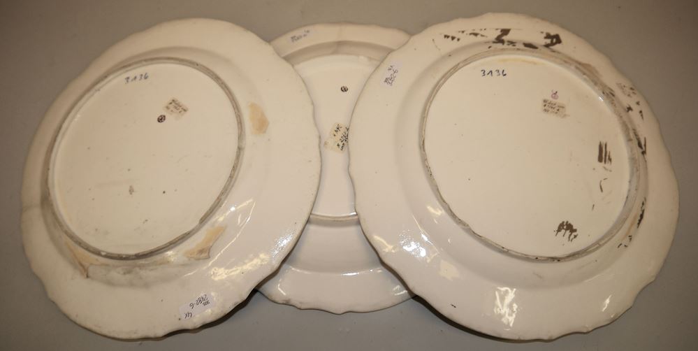 0850-3 Porzellanteller, Höchst 18. Jh. und eine Teedose aus Böttger-Steinzeug, wohl 18. Jh. – Bild 2