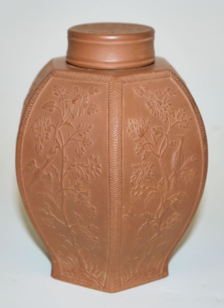 0850-3 Porzellanteller, Höchst 18. Jh. und eine Teedose aus Böttger-Steinzeug, wohl 18. Jh. – Bild 3