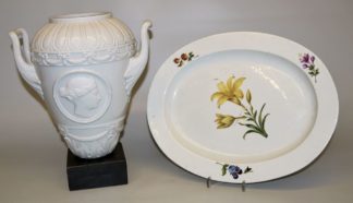 0851-Porzellanplatte mit deutschen Blumen, Kgl. Meißen 1774-1813 & Amphorenvase, Gerold