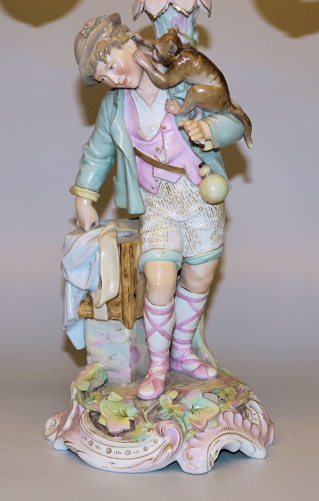 0864-Großer Kerzenleuchter und drei Porzellanfiguren, Thüringen/Paris, 19. und Anfang 20. Jh. – Bild 2