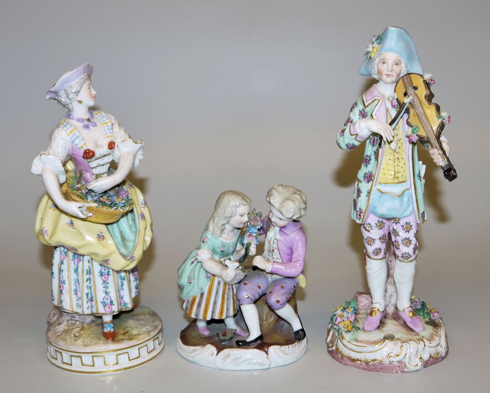 0864-Großer Kerzenleuchter und drei Porzellanfiguren, Thüringen/Paris, 19. und Anfang 20. Jh. – Bild 3