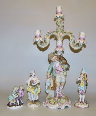 0864-Großer Kerzenleuchter und drei Porzellanfiguren, Thüringen/Paris, 19. und Anfang 20. Jh.