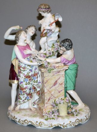 0867-Der bedrängte Amor, große Porzellangruppe, wohl Paris um 1900