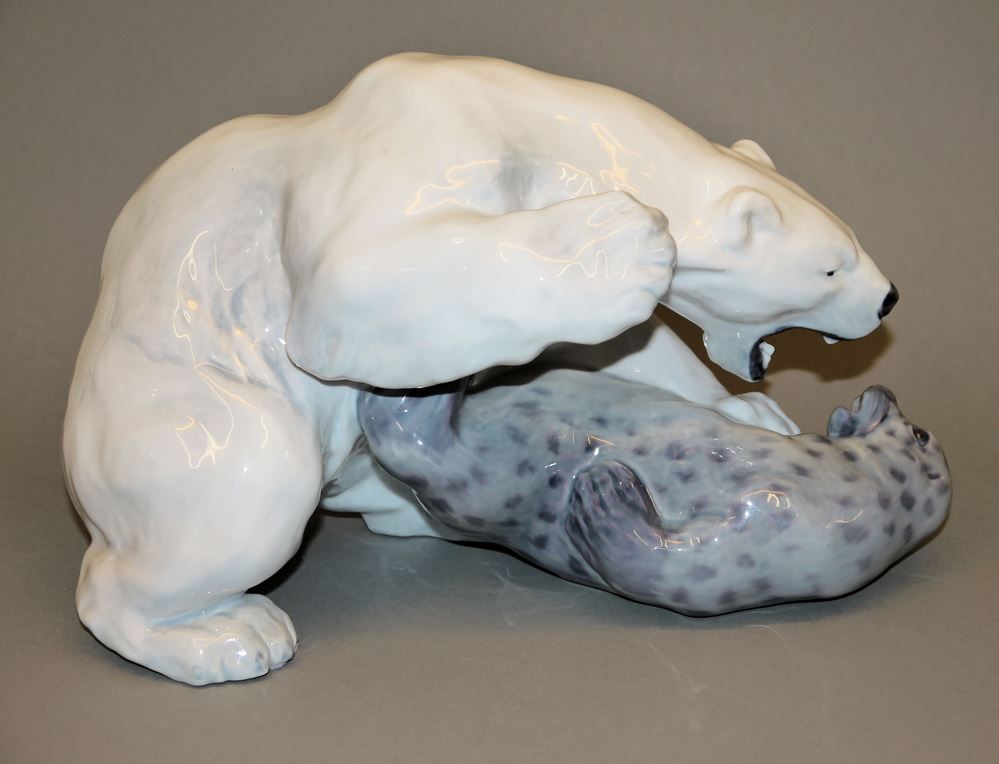 0876-Porzellangruppe "Eisbär mit Robbe", Knut Kyhn für Royal Copenhagen um 2000 – Bild 2