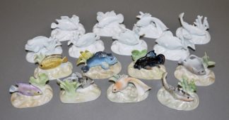 0880-16 figürliche Porzellan- Kartenhalter Fische, Weiß/ bemalt, Potschappel, Dresden, in Original-Kartons