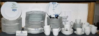 0885-Große Sammlung Royal Copenhagen Porzellane: Teller, Kaffeetassen und Schalen, Blue Fluted Mega, Black Fluted Mega, Musselmalet Halbspitze Schwarz und White Fluted