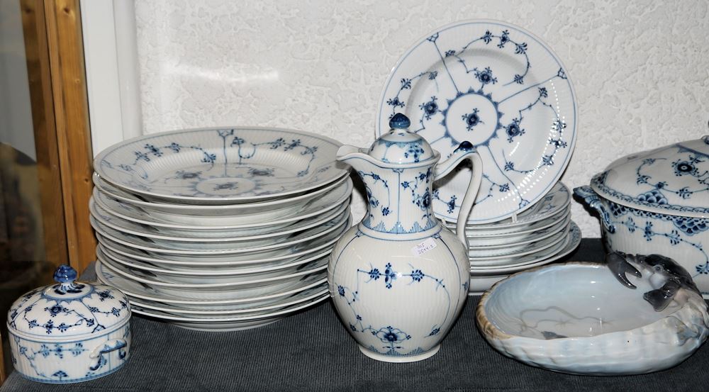0886-Porzellan Speise- und Kaffeeservice Musselmalet Halbspitze und Musselmalet, "Blau gerippt", Royal Copenhagen/ wenige Bing & Gröndahl, dazu Krabbenschale & Weihnachtsteller 1972, Royal Copenhagen – Bild 2