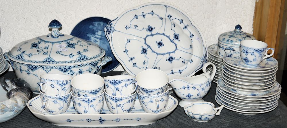 0886-Porzellan Speise- und Kaffeeservice Musselmalet Halbspitze und Musselmalet, "Blau gerippt", Royal Copenhagen/ wenige Bing & Gröndahl, dazu Krabbenschale & Weihnachtsteller 1972, Royal Copenhagen – Bild 3