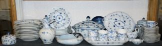 0886-Porzellan Speise- und Kaffeeservice Musselmalet Halbspitze und Musselmalet, "Blau gerippt", Royal Copenhagen/ wenige Bing & Gröndahl, dazu Krabbenschale & Weihnachtsteller 1972, Royal Copenhagen
