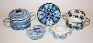 0890-Vier Delfter Fayencetöpfchen und ein Teller, 17./18. Jh.