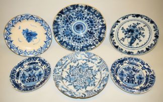 0892-Sechs Fayence-Teller mit Blaudekor, Niederlande und Spanien, 17.-18. Jh.
