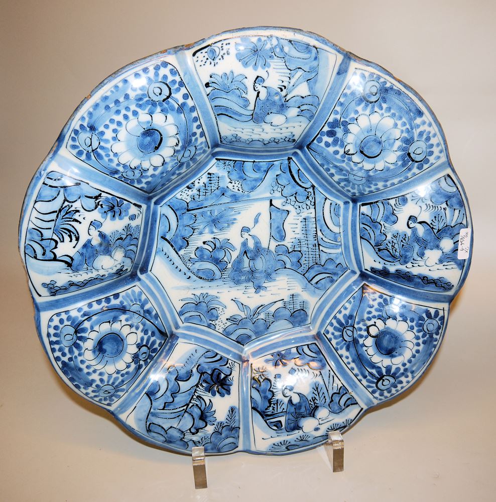 0894-Zwei Chinoiserie-Buckelplatten und eine Vase, Frankfurt oder Hanau um 1700 – Bild 2