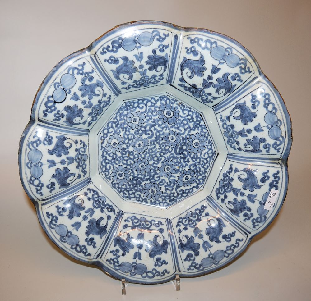 0894-Zwei Chinoiserie-Buckelplatten und eine Vase, Frankfurt oder Hanau um 1700 – Bild 3