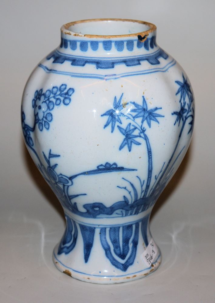 0894-Zwei Chinoiserie-Buckelplatten und eine Vase, Frankfurt oder Hanau um 1700 – Bild 4