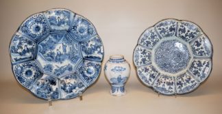 0894-Zwei Chinoiserie-Buckelplatten und eine Vase, Frankfurt oder Hanau um 1700