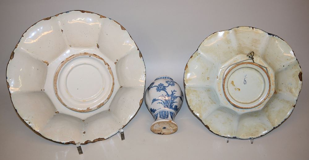 0894-Zwei Chinoiserie-Buckelplatten und eine Vase, Frankfurt oder Hanau um 1700 – Bild 5
