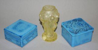 0914-Curt Schlevogt, Gablonz, zwei Jadeglas-Deckeldosen des Art Deco und eine "Bacchantinnen"-Vase