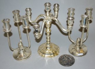 0926-Paar dreiarmige Leuchter des Art Deco, Crown Silver Co., USA, vierarmiger Leuchter und Anerkennungs-Medaille, Koch & Bergfeld, Silber