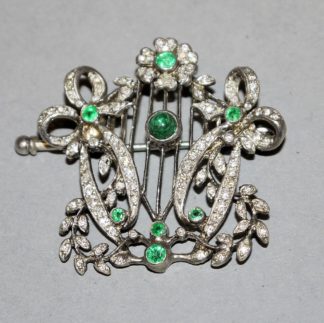 0942-Lyra-Brosche mit Brillanten und Smaragden um 1900/20, Silber, Liebhaberstück!
