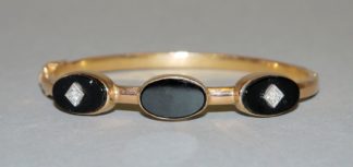 0944-Armreif mit Onyx und Brillanten, Gold, frühes 20. Jh.