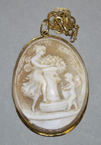 0948-Großer Kameen-Anhänger an Kette, Gold