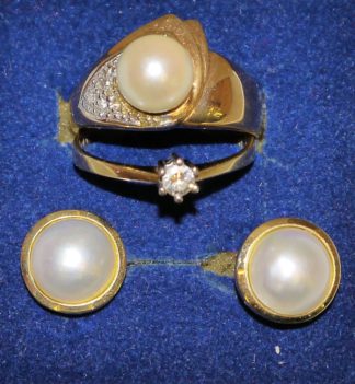 0953-Brillant- Solitaire, Perlenring mit Brillanten und Mabeperlen-Ohrstecker, Gold
