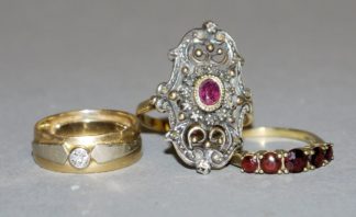 0957-Drei Ringe mit Brillant und Granaten, Gold